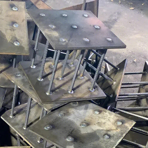 在确定果洛预埋件位置时，需要考虑以下几点